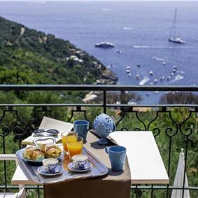 4 bedroom with pool and panoramic sea views near Serrento, sleeps 10